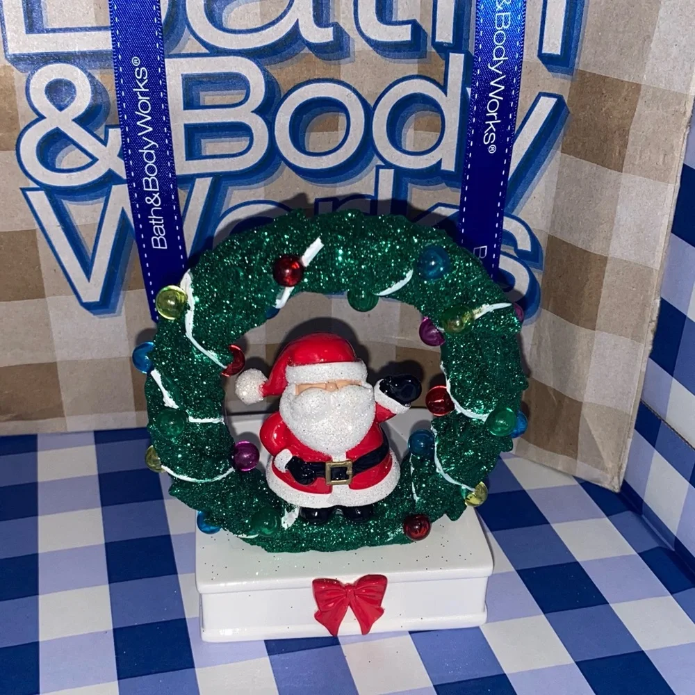 BATH AND BODY WORKS SANTA WREATH DECOR FOAMING HAND SOAP HOLDER